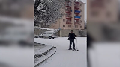 معلم تركي يستحدم التزلج وسيلة مواصلات بين بيته والمدرسة
