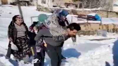 ممرض إسعاف تركي يحمل عجوزًا مريضة فوق ظهره