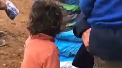 مشهد تقشعر لها الأبدان.. طفلة من مخيمات الشمال السوري ترتجف من البرد