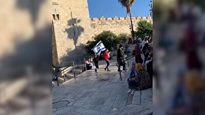شاهد.. شجاعة طفل فلسطيني حاول نزع العلم الإسرائيلي بالقدس
