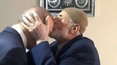 احترامًا لسنه.. أردوغان لرجل مسن: قبلني على جبيني فقط
