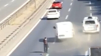 شاهد.. مواطن تركي يمشي في أحد الطرق السريعة ويتسبب بحادث سير