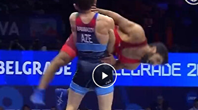 شاهد.. مصارع تركي أذربيجاني يحمل خصمه الأرمني ويرميه خارج الحلبة