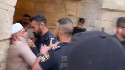 قوات الاحتلال يعتدون على الفلسطينيين ويفرضون قيوداً على دخول المسجد الأقصى