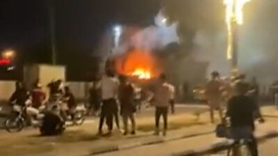شاهد.. قيام متظاهرين بإحراق مبنى محافظة ذي قار في العراق