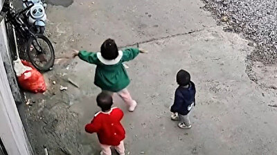 شاهد: طفلة شجاعة تضع نفسها بخطر كي تحمي أخويها