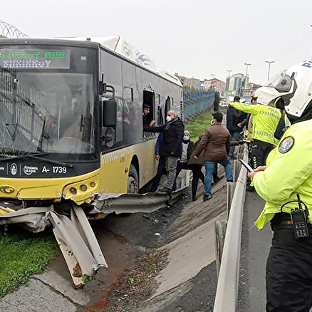 İETT otobüsü kaza yaptı: Yolcular otobüsün camları kırılarak çıkarıldı