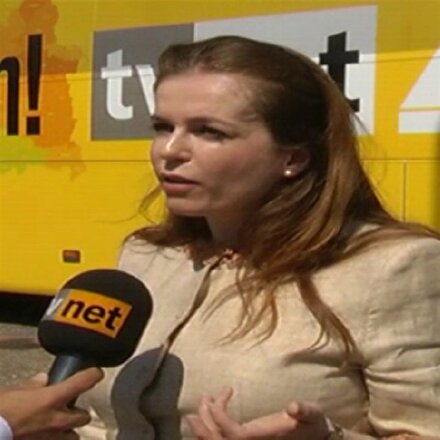 AK Parti adayı Kardaş seçim otobüsünde