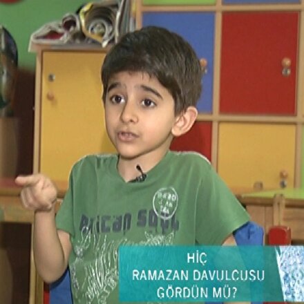 Ramazan davulcusu gören çocuklar