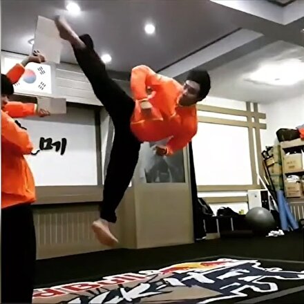 540 derece dönerek tekme atan çılgın karateci