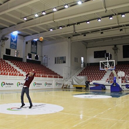 Temizlik görevlisinin basketbol yeteneği şaşırtıyor