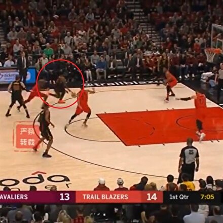 LeBron Jamesden insanüstü smaç