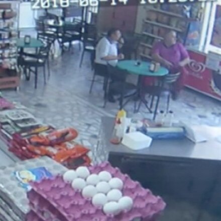 Dükkana dalan araç iki kişiyi böyle ezdi!