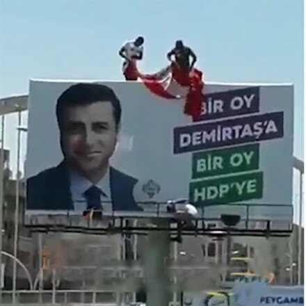Şanlıurfalılardan Türk bayrağına alerjisi olan HDPye şok!