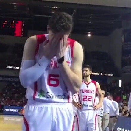 Cedi Osman Peygamber Efendimizin dua sünnetini yapıyor