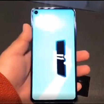 Delikli tasarıma sahip Galaxy A8S