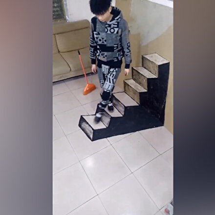 Kestiği saçlarla ilizyon gösterisi yapan berber