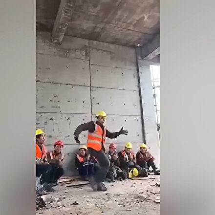 İnşaat işçisinden dans şov