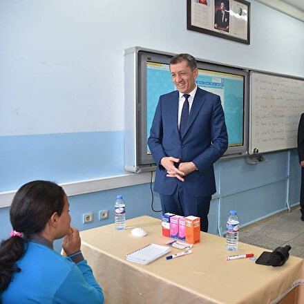 Milli Eğitim Bakanı Selçuk bir öğrenciyle İngilizce konuştu