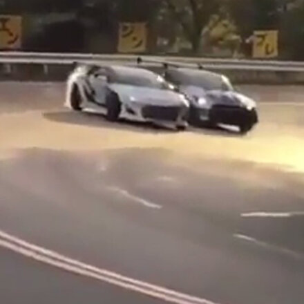 İki drift pilotundan efsane hareket