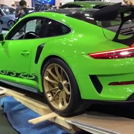 Porsche 911 GT3ü takozun üzerinden düşürdü