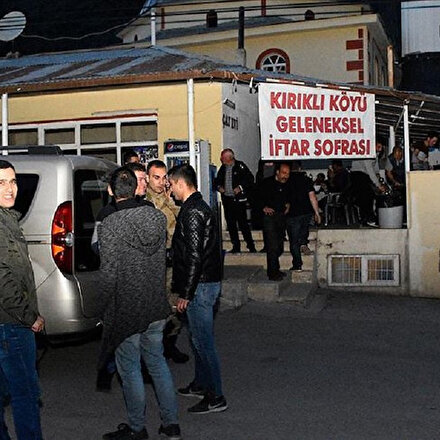 Yolda kalanlar için 14 yıldır iftar sofrası kuruyorlar