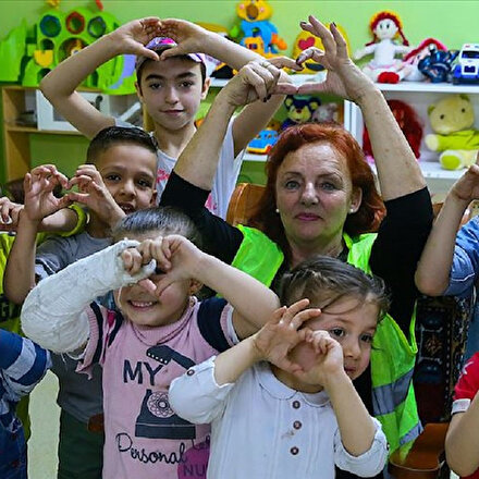Ailesini İrlandada bıraktı Suriyelilere yardım ediyor
