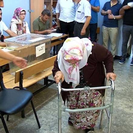 Oy kullanmaya yürüteç ile geldi