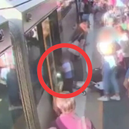 Küçük çocuğun tren raylarına düştüğü anlar güvenlik kamerasında