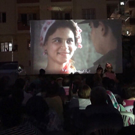 Açık havada aile boyu nostalji sinema keyfi
