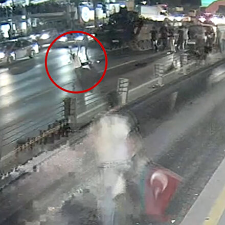 15 Temmuz gecesinin yeni görüntüleri: Sefaköyde vatandaş tankın önüne yatıyor