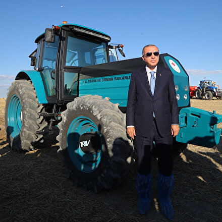 Cumhurbaşkanı Erdoğan biçerdöverle buğday hasadı yaptı