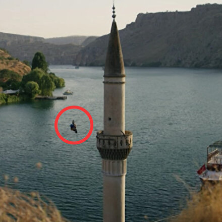 Dünyaca ünlü sporcudan Halfetide nefes kesen akrobasi şovu