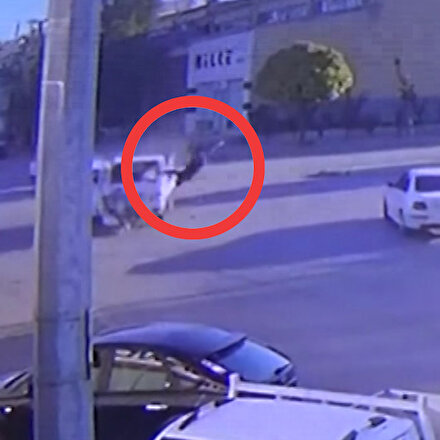 Kamyonetle çarpışan motosikletli 20 metre uçtu