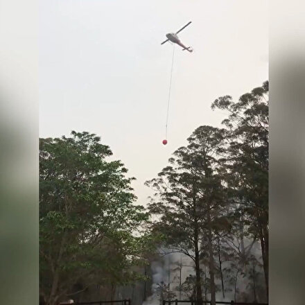 Avustralyada devam eden yangınlara müdahale eden bir helikopter düştü