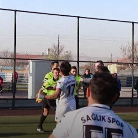 Kırmızı kart gösteren hakeme ne yapıyorsun sen? diyerek saldırdı