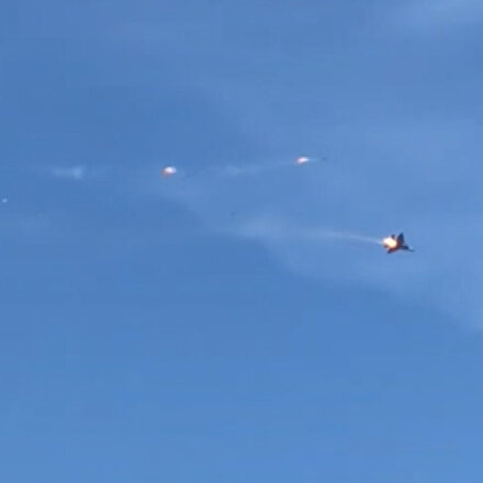 Savaş uçağı havada alev aldı pilotlar böyle kurtuldu