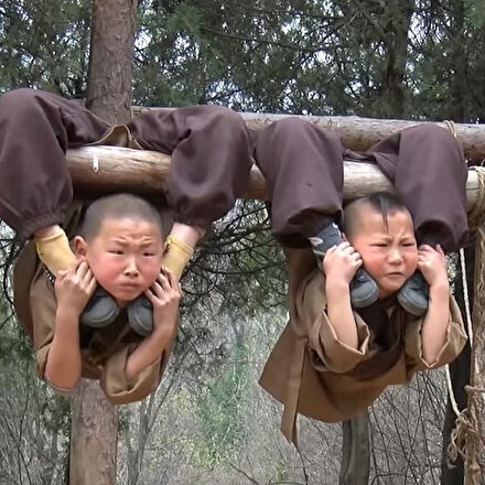 Küçük çocukların zorlu Kung Fu eğitimi
