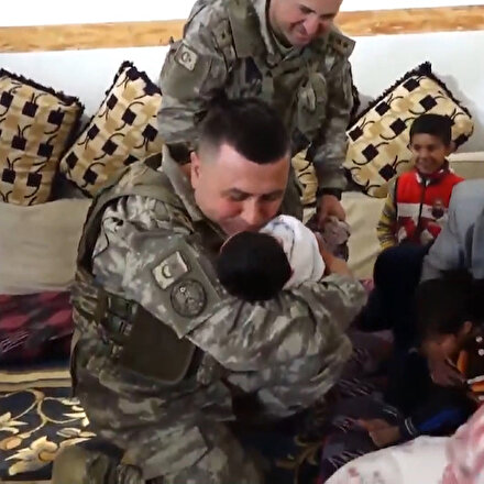 Mehmetçikten doğumuna vesile oldukları Pınar bebeğe ziyaret
