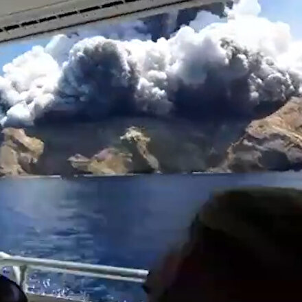 Yeni Zelandada Whakaari Yanardağı patladı