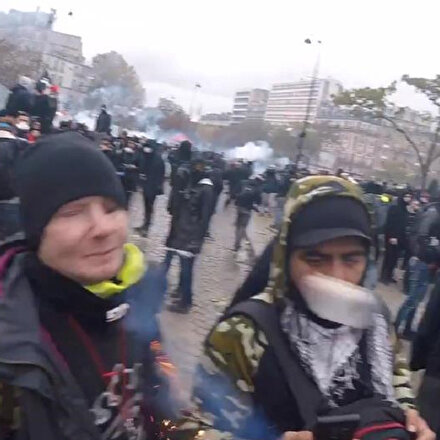 Fransada polisin göstericilerin yüzünü hedef aldığı saldırı kamerada