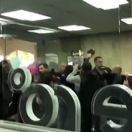 Lübnanda eylemciler telekomünikasyon şirketini bastı