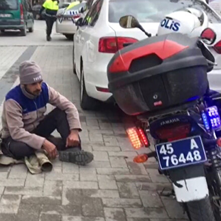 Cezaya kızdı yola oturup eylem yaptı