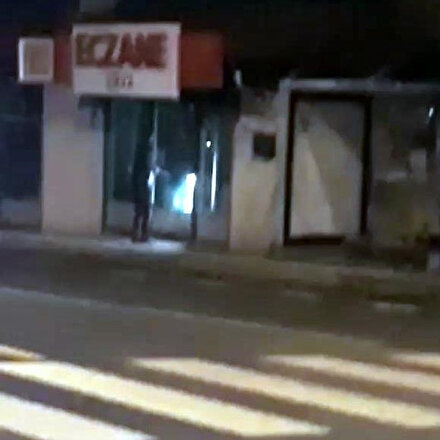 Eczanelerin camlarını kıran saldırgan kamerada
