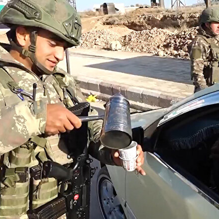 Mehmetçikten Suriyeli kardeşlerimize Türk kahvesi ikramı
