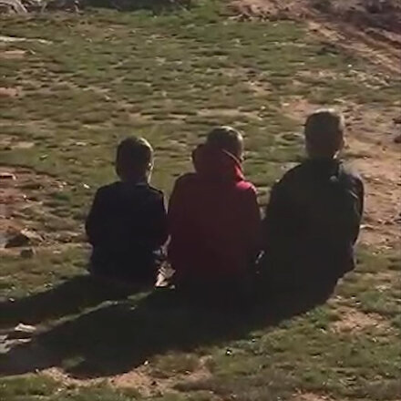 İdlibde yeryüzünü mescit yapan üç çocuk ve huşu içinde kılınan namaz...