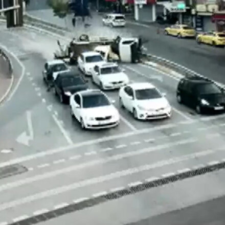 Freni patlayan vinç kırmızı ışıkta bekleyen otomobilleri biçti