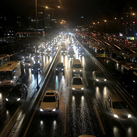 İstanbulda trafik yoğunluğu yüzde 80e ulaştı