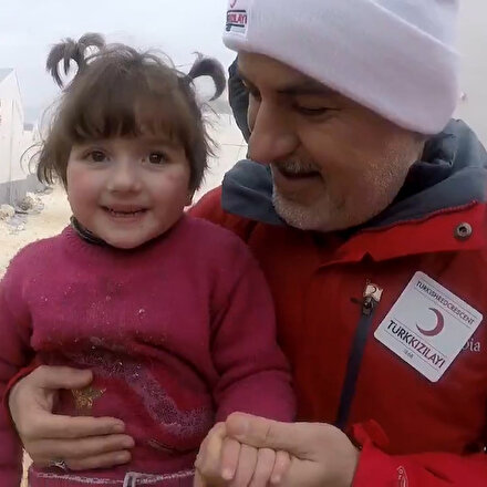 İdlibli minik Ayşenin Kuran-ı Kerim tilaveti duygulandırdı