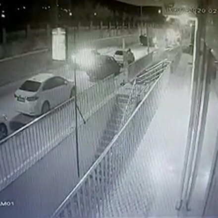 Takla atan aracın altında kalmaktan son anda kurtuldu